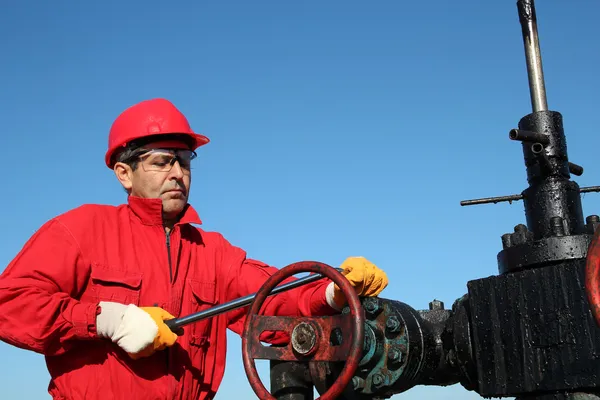 Technicien de soupape de plate-forme pétrolière au travail — Photo