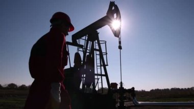 yağ pompası jack ve güneşe karşı işçi