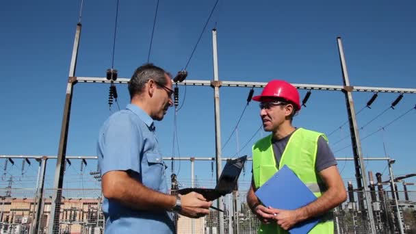 Ingeniero y Trabajador en Subestación Eléctrica — Vídeo de stock