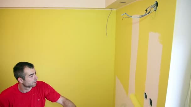 Painting the Wall in Yellow — Stock Video