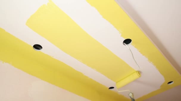 Rulo fırça tavan boyama — Stok video
