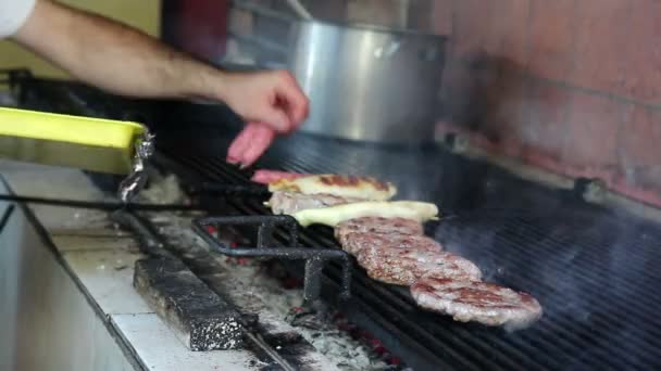 Chef-kok vlees zetten een barbecue-grill — Stockvideo