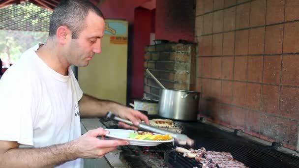 Cocinar sirviendo comida — Vídeos de Stock