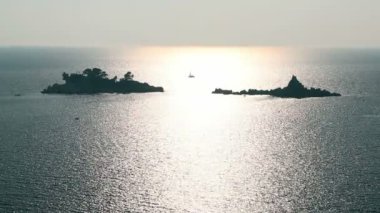 yelkenli tekne ve ufukta Adaları
