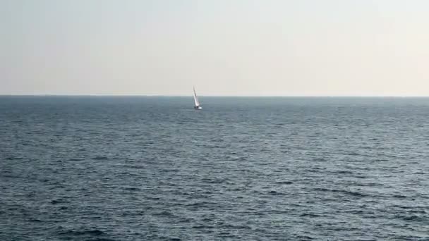 帆船游艇在距离 — 图库视频影像