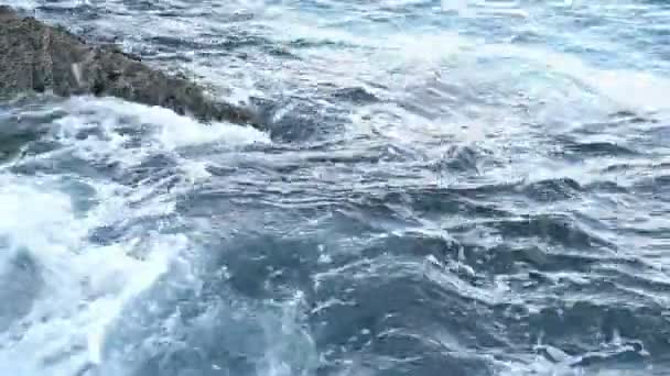 Κύματα smeshing τα βράχια — Αρχείο Βίντεο