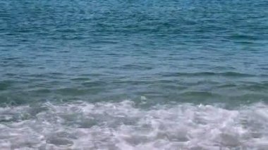 dalgalı derin mavi deniz