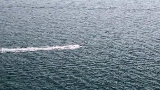 Реактивный самолет в действии на Синем море — стоковое видео