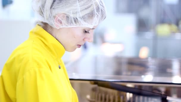 Travailleur féminin à l'usine pharmaceutique Montage — Video