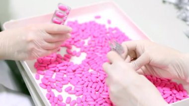 hapları tutan eller