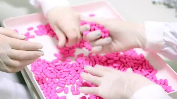 Punhado de pílulas - Controle de qualidade — Vídeo de Stock