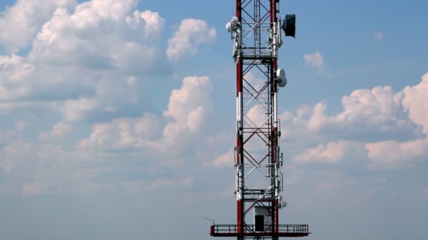 Torre de telecomunicaciones contra el cielo — Vídeos de Stock