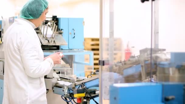 Ilaç fabrikası - hap paketleme hattı — Stok video