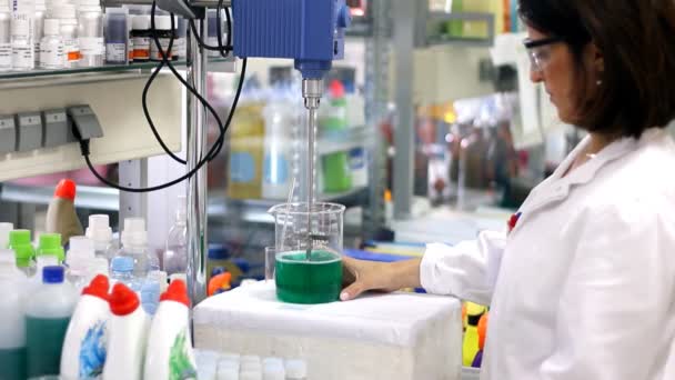 Γυναίκα ερευνητής που εργάζεται με τις χημικές ουσίες — Αρχείο Βίντεο