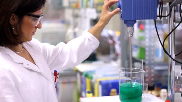 Vrouwelijke onderzoeker in laboratorium - montage — Stockvideo