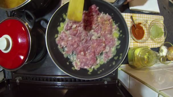 Szef kuchni smażenia mięsa mielonego na patelni — Wideo stockowe
