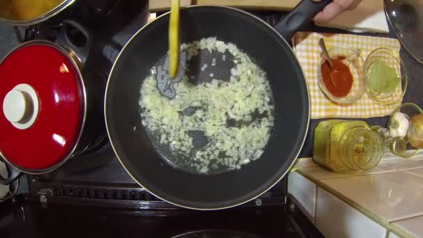 Panela de cozinha com cebola — Vídeo de Stock