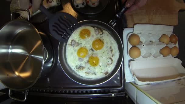 Gebakken eieren en spek in een pan — Stockvideo