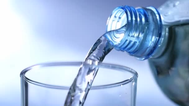 Verser de l'eau potable fraîche Montage 