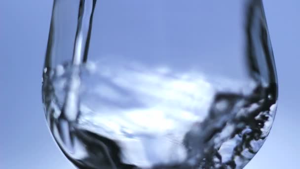 Verser de l'eau dans le verre — Video