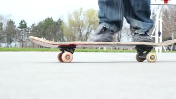 Skateboardista provádění triků — Stock video