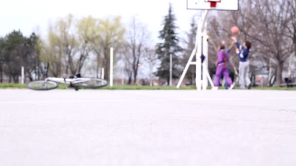 Duas crianças em um skate — Vídeo de Stock