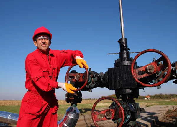 Trabalhador de petróleo e gás vestindo roupas de proteção — Fotografia de Stock