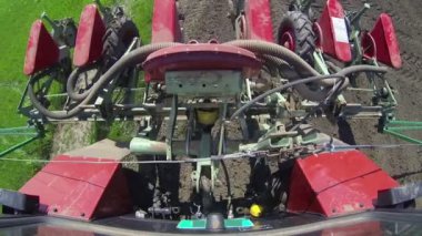 Traktör ve ekiciler tarlaya ekin ekiyor.