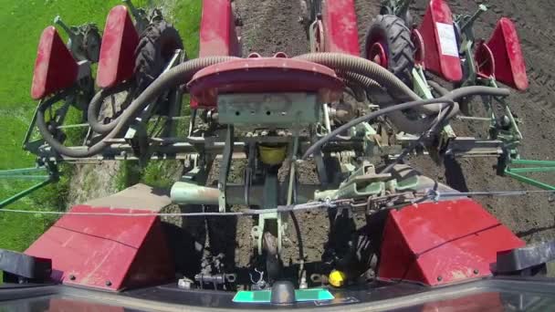 Traktor und Sämaschine pflanzen Pflanzen auf einem Feld — Stockvideo