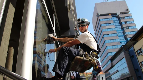 Window Washers on a Office Building — Stock Photo, Image