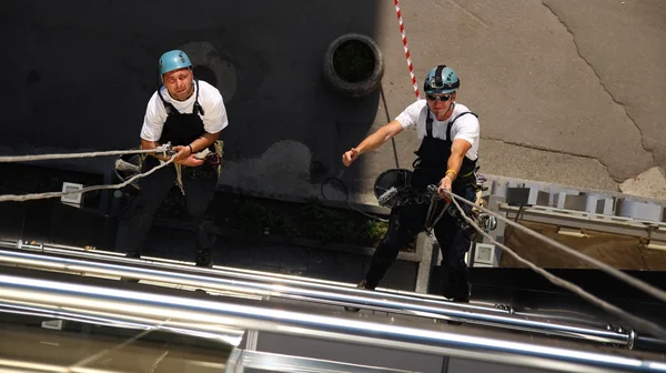 Dos escaladores trabajando en alturas — Foto de Stock