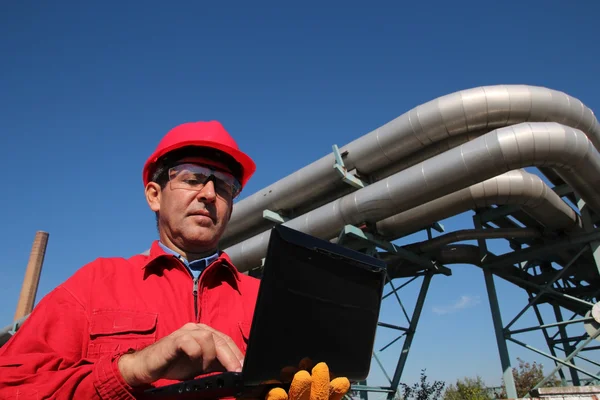 Trabajador de la planta de energía con computadora portátil — Foto de Stock