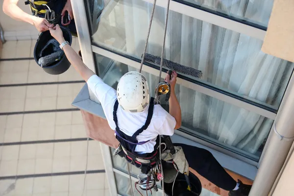 Climbers Washing Windows — Stock Photo, Image