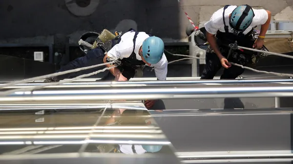 Climbers on Office Building — Stock Photo, Image