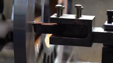 Torna Makinesi bir tren fabrikasında metal parçası kesiyor. Torna Makinesinin Kapanışı Metal endüstrisinde Çelik Parçalarını Kesme İşlemi Aracı. 