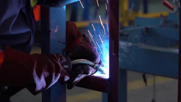 Industrieel Lasser Met Toorts Lassen Metalen Profielen Close Uitzicht Lasbrander — Stockvideo