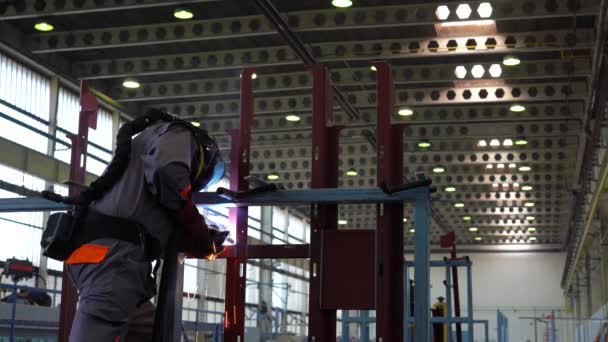 2009 Worker Welding Helmet Protective Workwwear Welding Factory Low Angle — 비디오