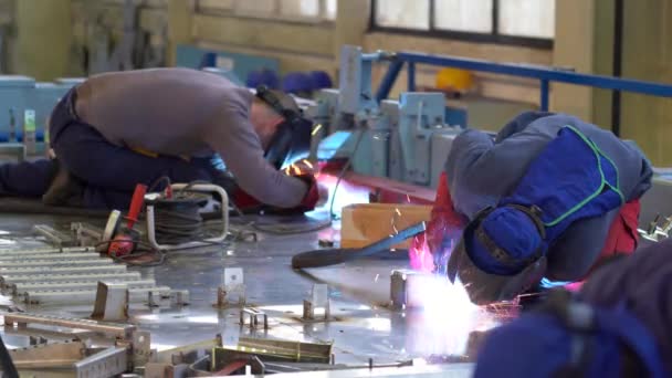 Due Saldatori Che Saldano Sul Vagone Ferroviario Dell Acciaio Inossidabile — Video Stock