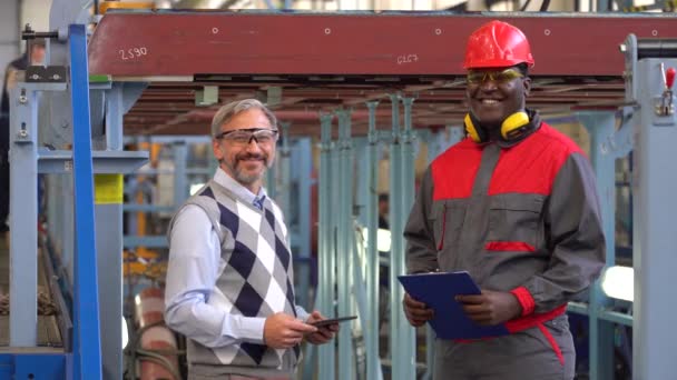Usmívající Černý Pracovník Ochranných Pracovních Oděvech Usmívající Běloch Výrobní Manažer — Stock video