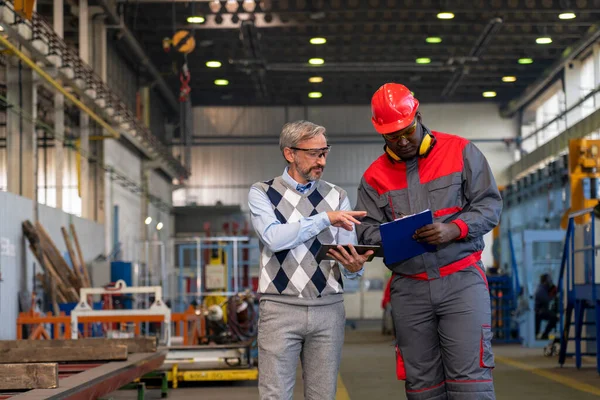Caucasian Manager Giving Orders Black Worker Protective Workwear Clipboard Multiracial — Stock Photo, Image