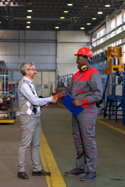 Trabajador Negro Sonriente Ropa Trabajo Protectora Sonriente Gerente Caucásico Estrechando — Foto de Stock