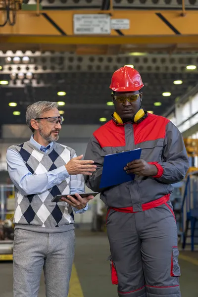 Manager Giving Orders Black Worker Protective Workwear Clipboard Multiracial Industrial — Stock Photo, Image
