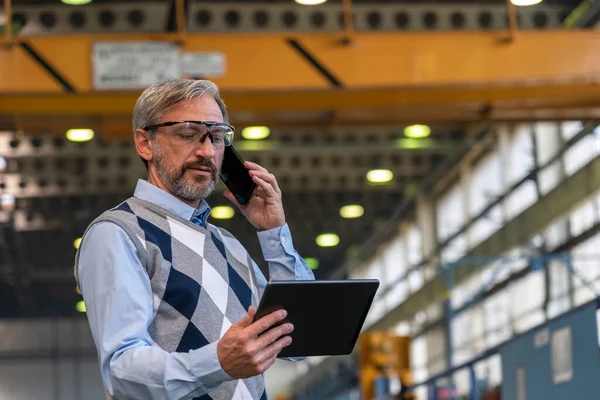 Dijital Tablet Ekranına Bakıyor Bir Fabrikada Akıllı Telefondan Konuşuyor Endüstriyel — Stok fotoğraf