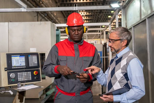 Inspetor Controle Qualidade Caucasiano Conversando Com Operador Máquina Cnc Afro — Fotografia de Stock