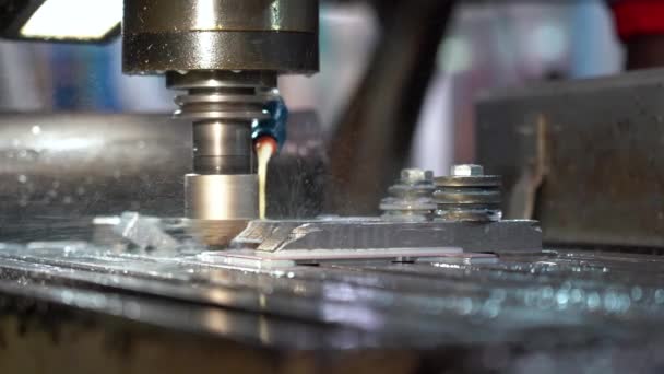 Alat Mesin Penggilingan Cnc Memotong Baja Closeup Shot Cnc Machine — Stok Video