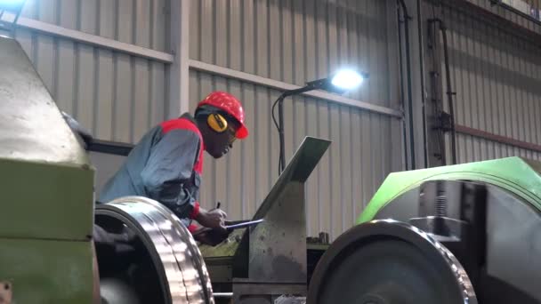 Black Cnc Machine Operator Monitorando Processo Fabricação Roda Trem Máquina — Vídeo de Stock