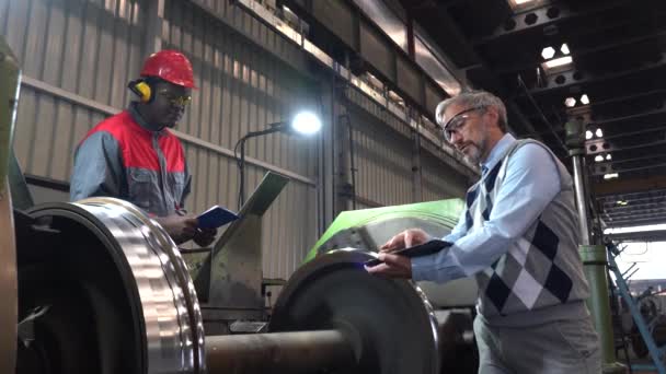 Tren Fabrikasında Çelik Tren Tekerleği Üretimi Torna Makinesinin Yanındaki Kafkas — Stok video