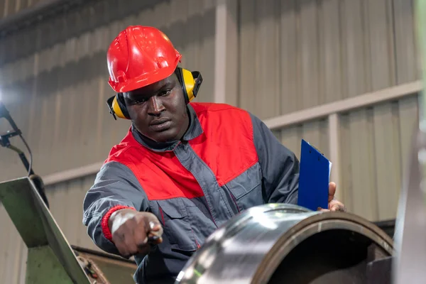 Torna Makinesindeki Tren Tekerleği Üretim Sürecini Izleyen Afro Amerikan Cnc — Stok fotoğraf