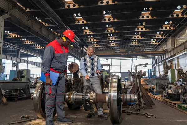 Production Manager Praten Met Afrikaanse Amerikaanse Werknemer Beschermende Werkkleding Bij — Stockfoto