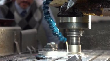 Aksiyon halindeki Milling Machine 'in yanındaki Kafkas Üretim Yöneticisi ile konuşan Afro-Amerikan CNC makine operatörü. CNC Değirmen Makinesi Kesme Çeliği - Odaklan.